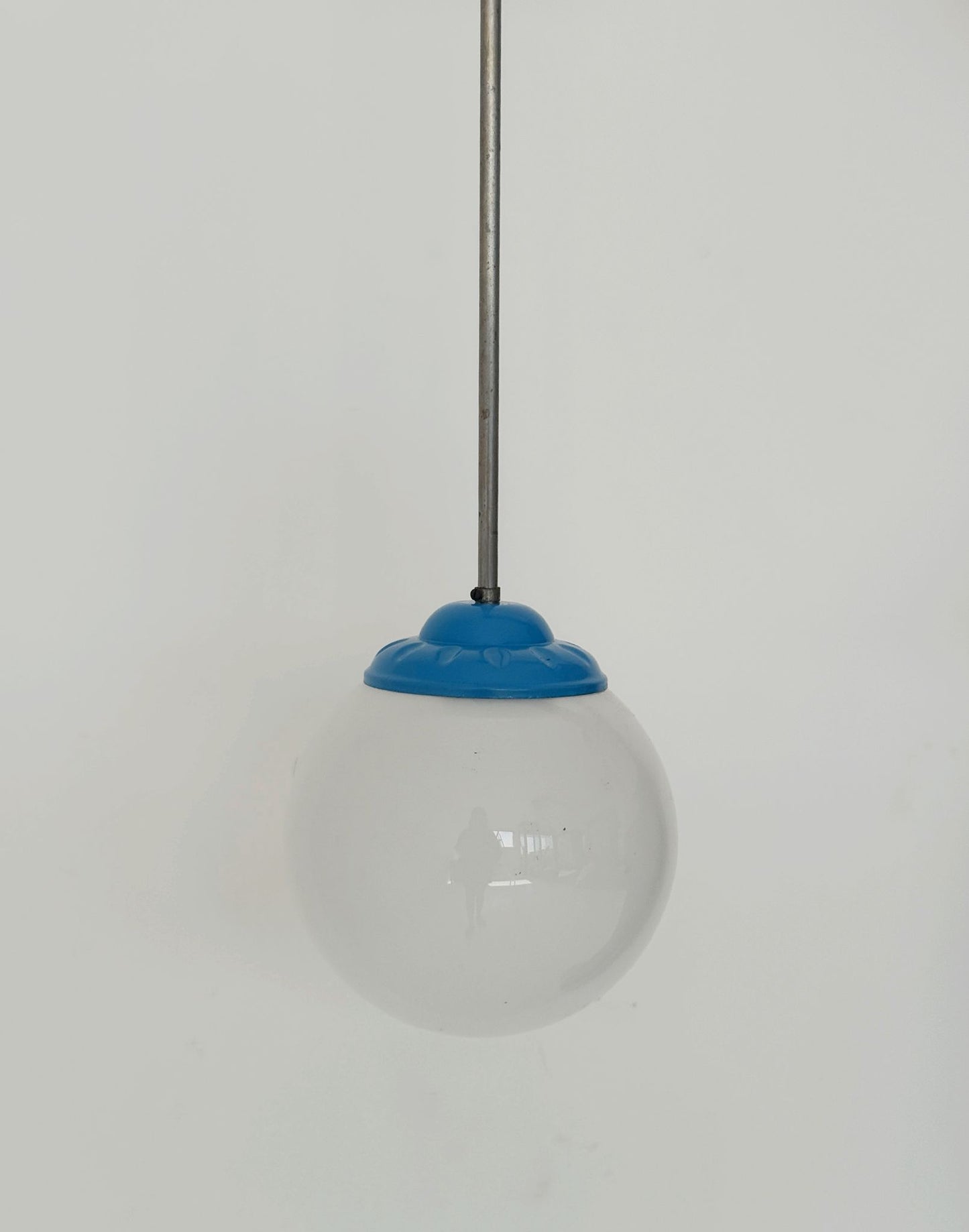 Lampada a sospensione con globo in vetro opale