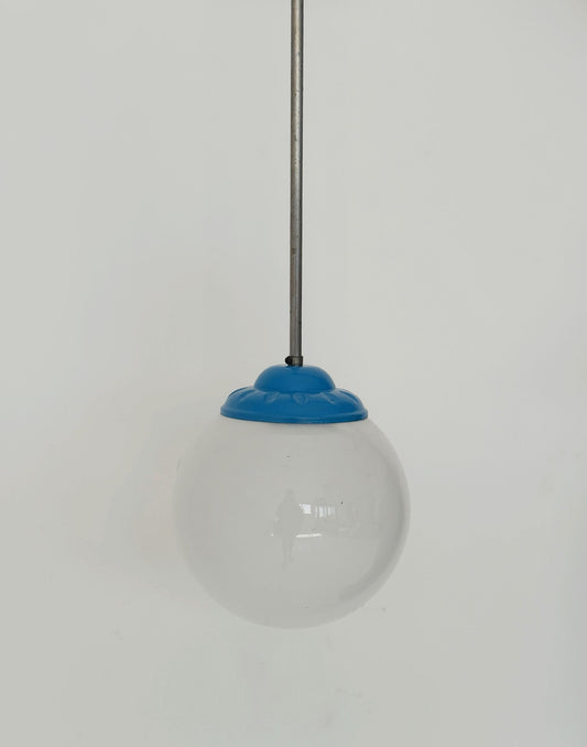 Lampada a sospensione con globo in vetro opale