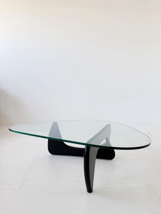 Tavolo da salotto con piano in vetro e base scultorea