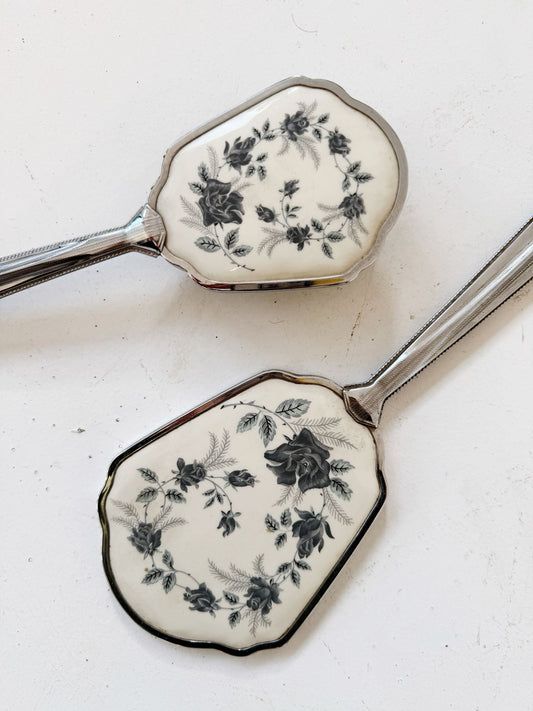 Coppia vintage da toilette: specchietto e spazzola con decoro floreale