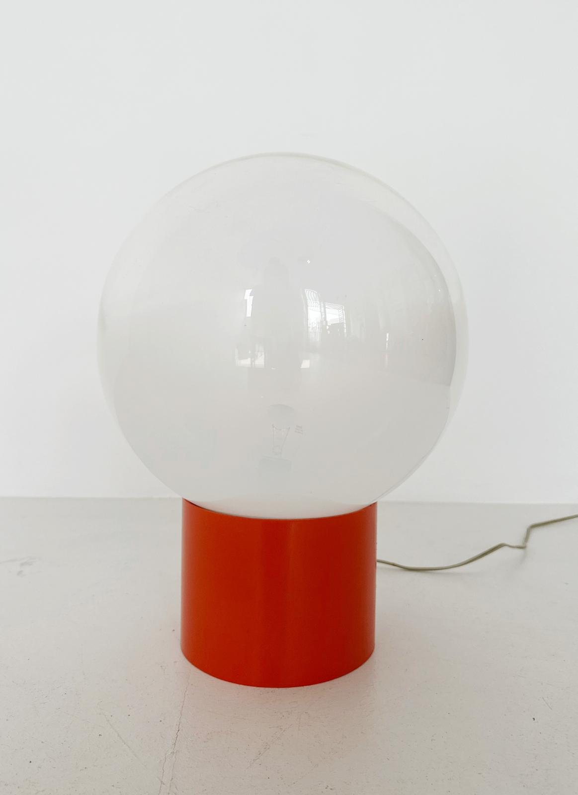 Lampada da tavolo con base arancione