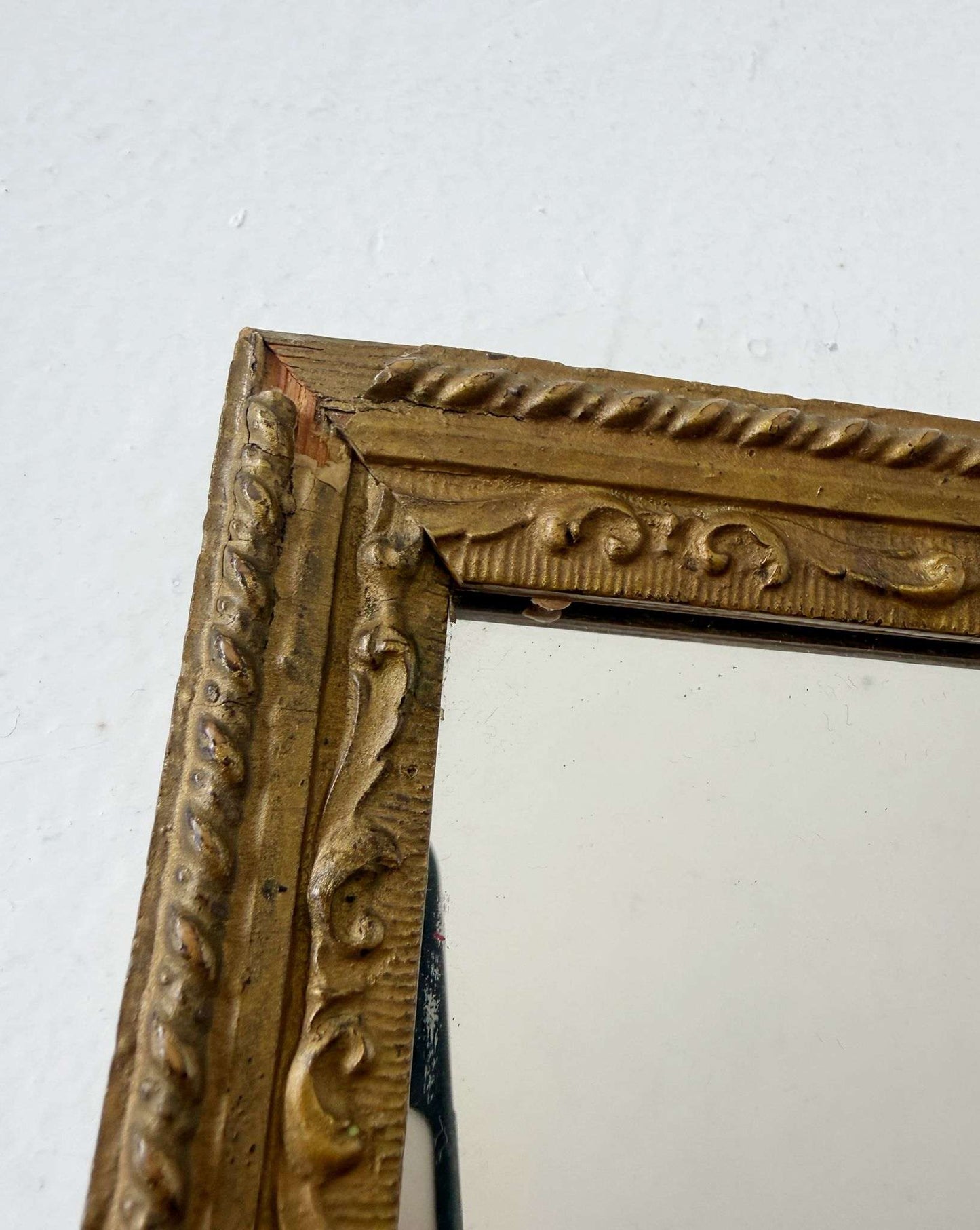 Rectangular mirror with carved gilded frame