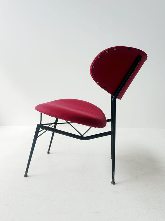 Small armchair with a modernist design, of Italian origin and dating back to the 1950s.