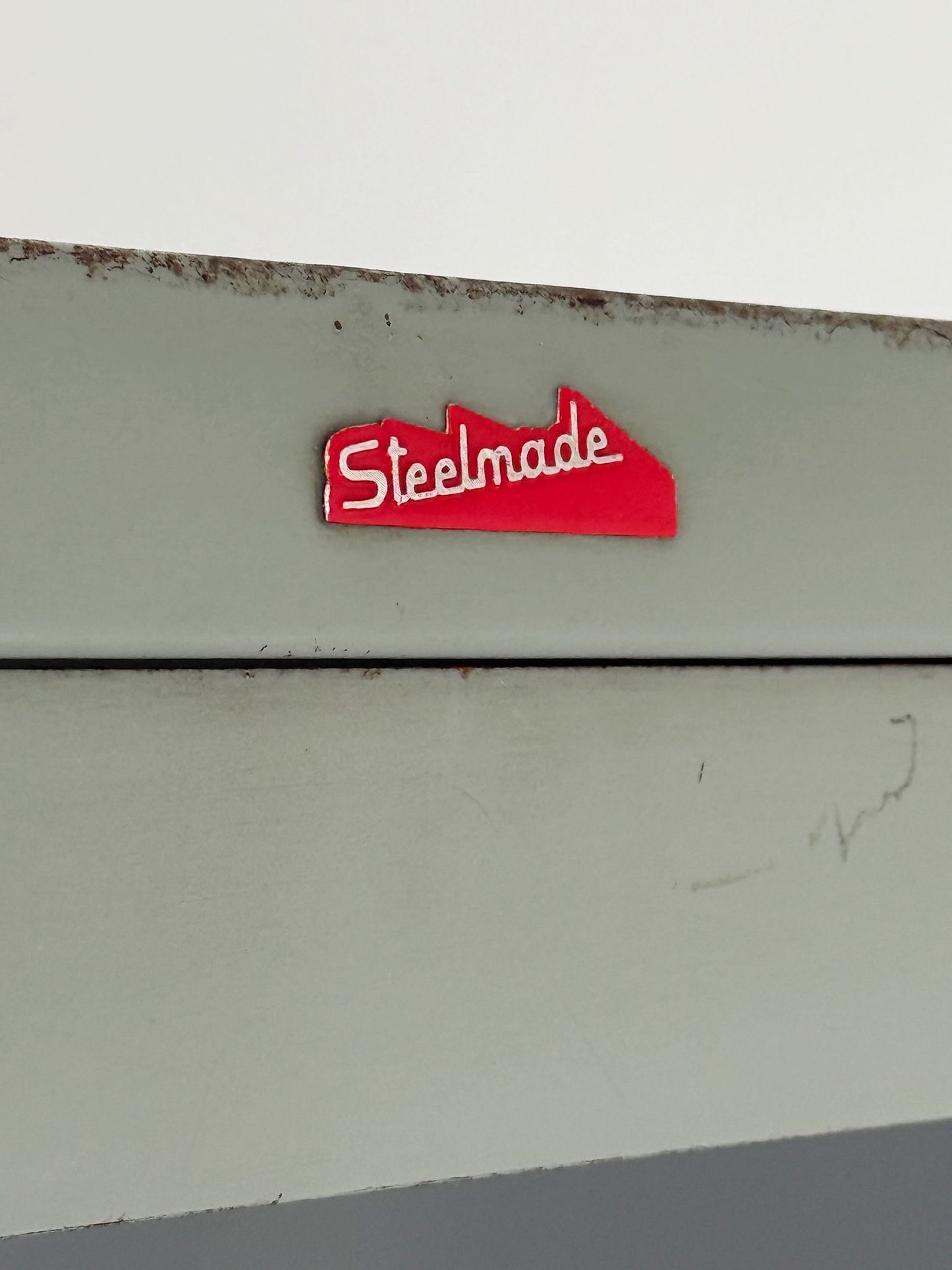 Armadio vetrato industriale in metallo, 4 ante basculanti – anni 40/50