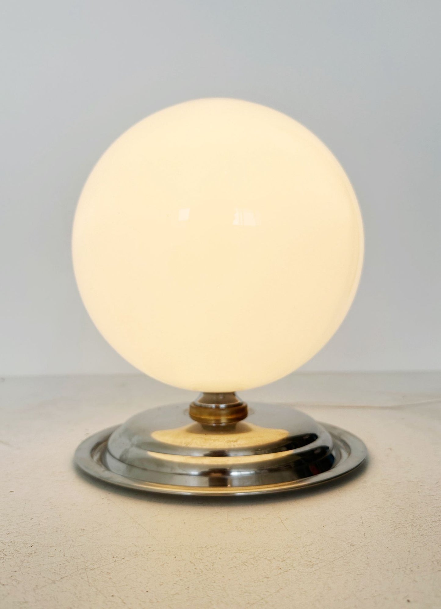 Table lamp with aluminum base