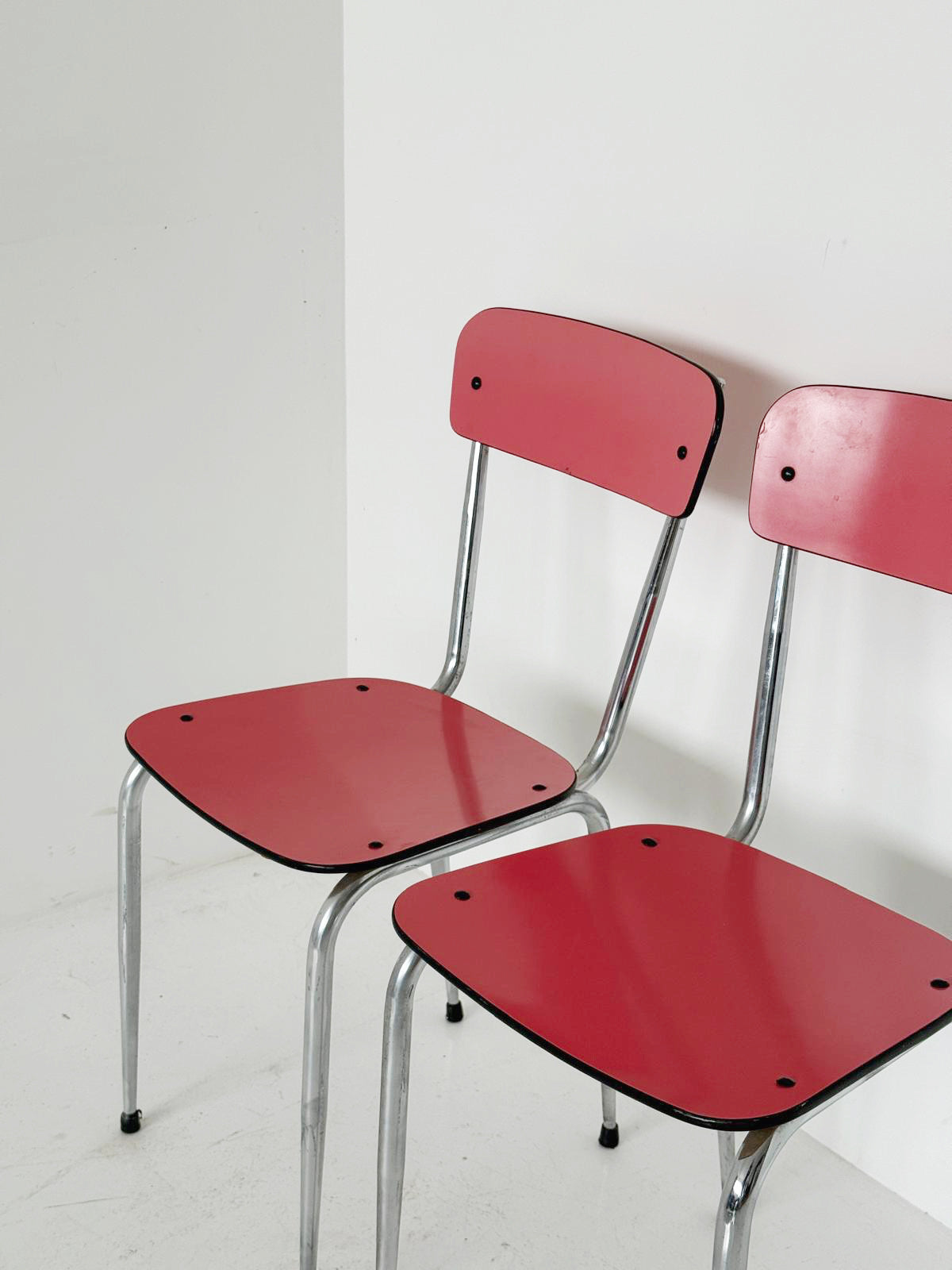 Coppia di sedie in metallo e formica fucsia