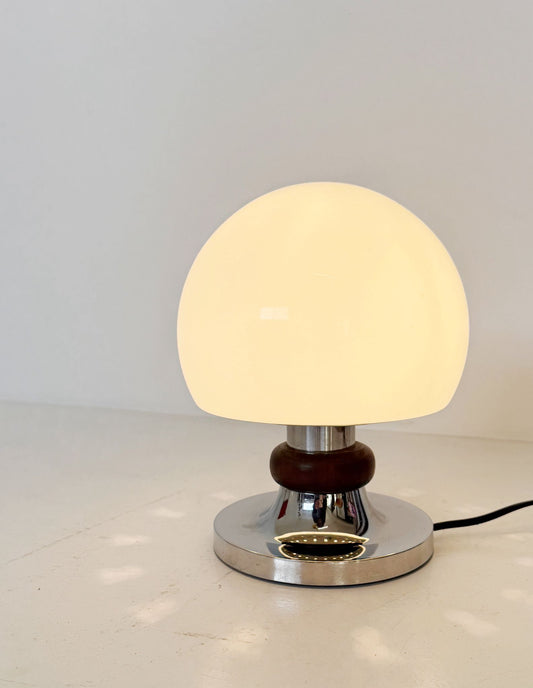 Lampada da tavolo vintage con diffusore opalino