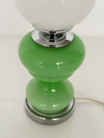 Lampada da tavolo in vetro verde con diffusore opalino sferico