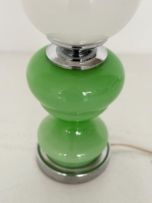 Lampada da tavolo in vetro verde con diffusore opalino sferico