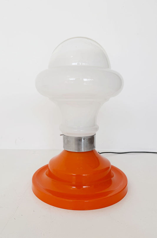 Lampada da tavolo in vetro opalino con base in plastica arancione – anni '70