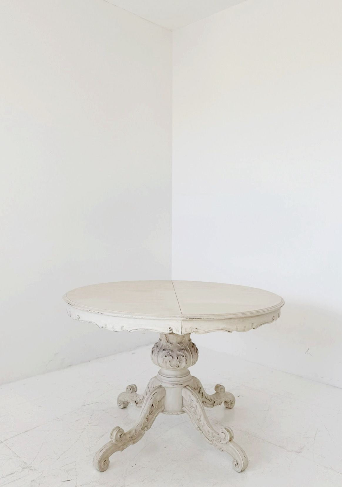 tavolo rotondo allungabile in stile Luigi Filippo, reinterpretazione novecentesca, probabilmente di produzione italiana tra metà e fine ’900.
