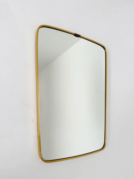 Specchio modernista italiano con cornice sagomata dorata – anni '50