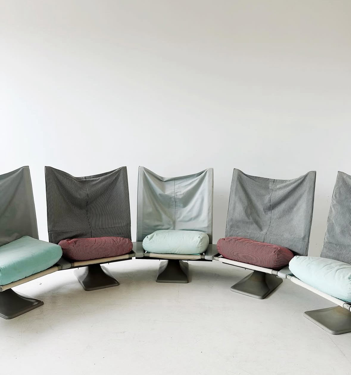 Versione modulare della poltrona AEO di Paolo Deganello per Cassina, con disposizione semicircolare