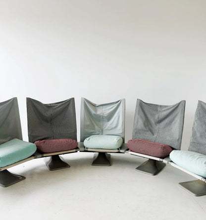 Versione modulare della poltrona AEO di Paolo Deganello per Cassina, con disposizione semicircolare