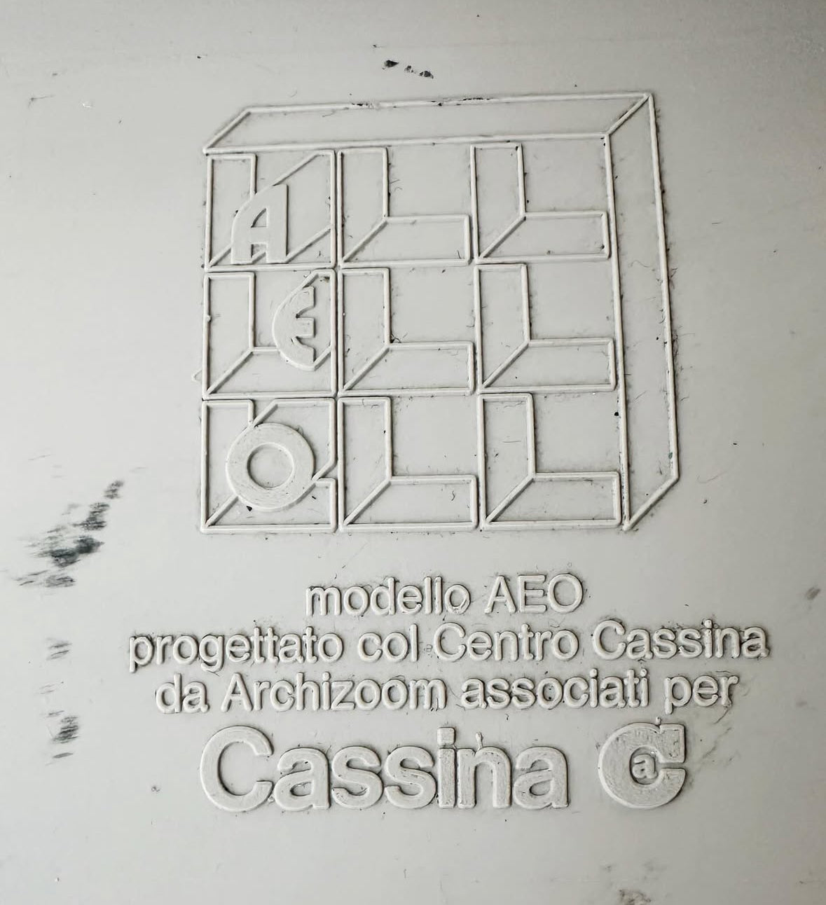 Versione modulare della poltrona AEO di Paolo Deganello per Cassina, con disposizione semicircolare