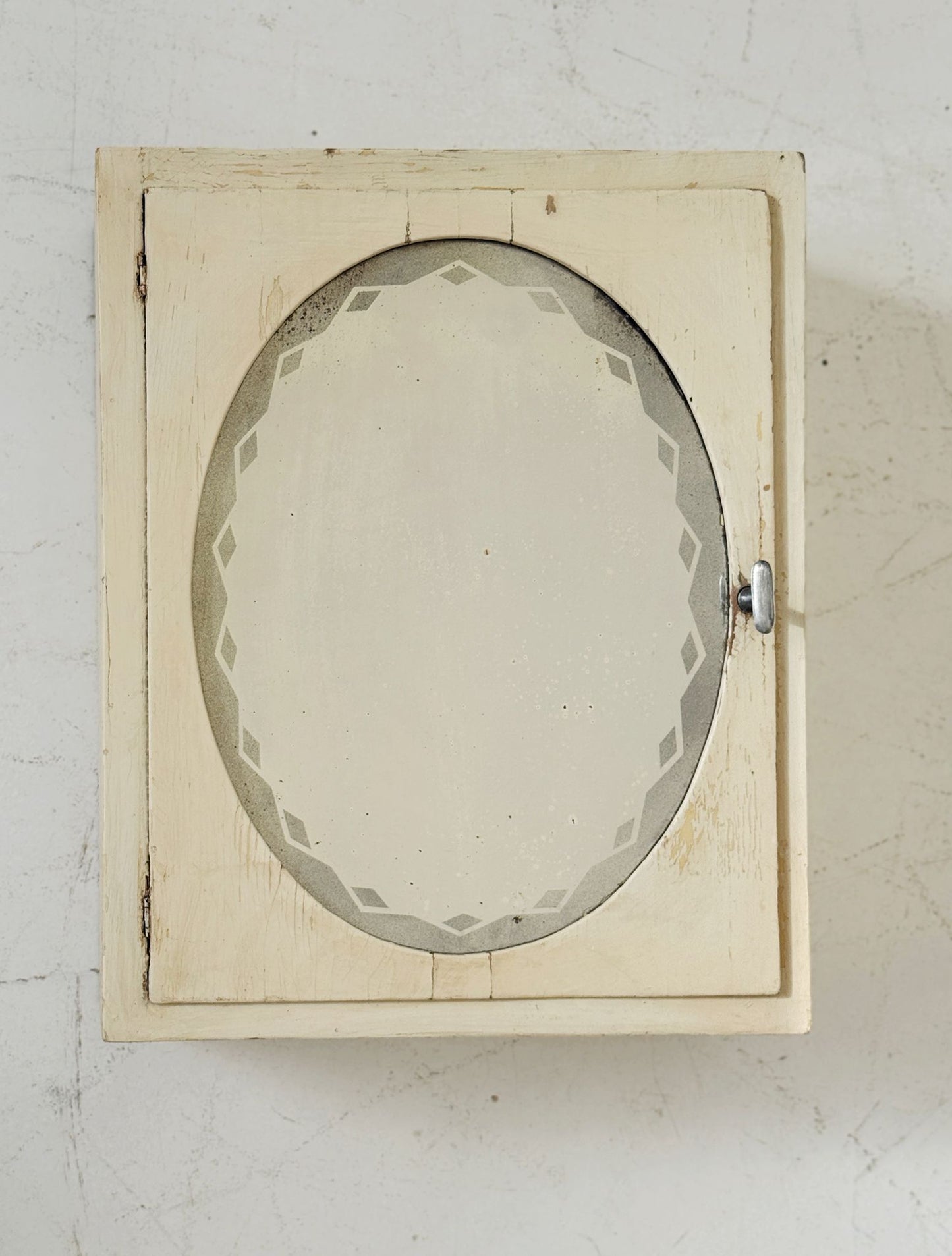 Mobiletto pensile con anta a specchio e interno rivestito in carta decorata – Italia, anni 50 / primi 60