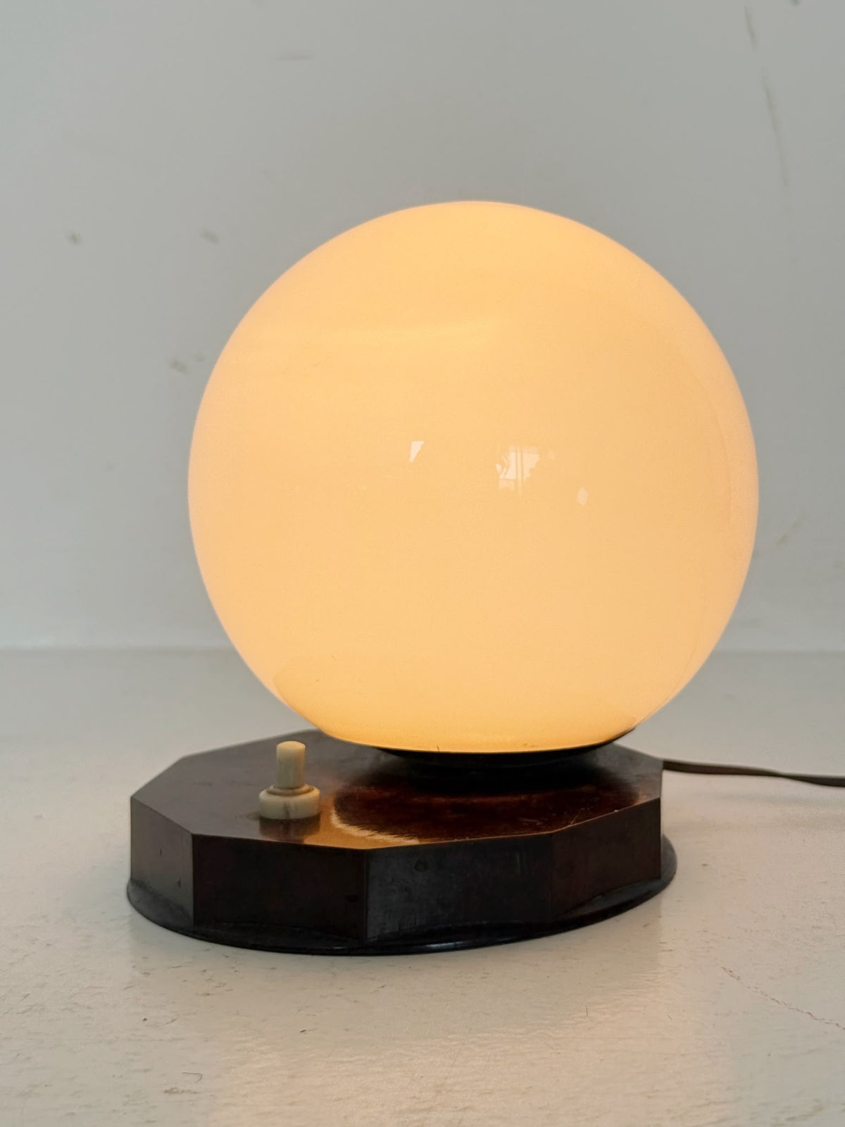 Lampada da tavolo con base sagomata – Anni ’50