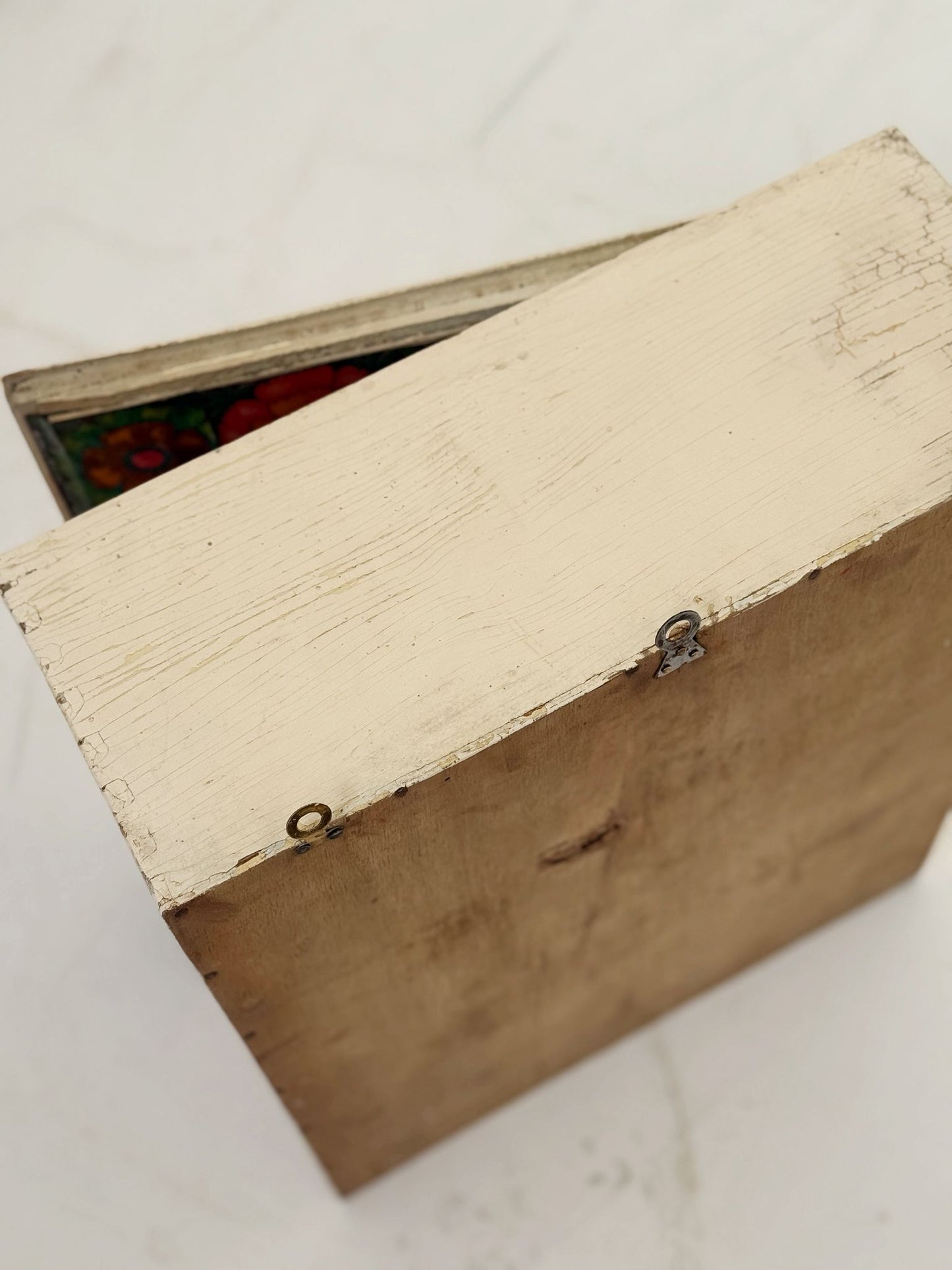 Mobiletto pensile con anta a specchio e interno rivestito in carta decorata – Italia, anni 50 / primi 60