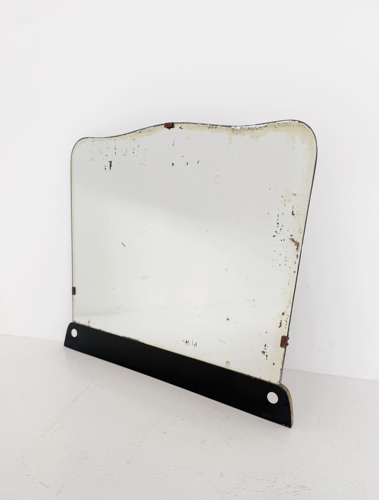 SPECCHIO SAGOMATO CON BASE IN LEGNO LACCATO – ANNI '40/'50