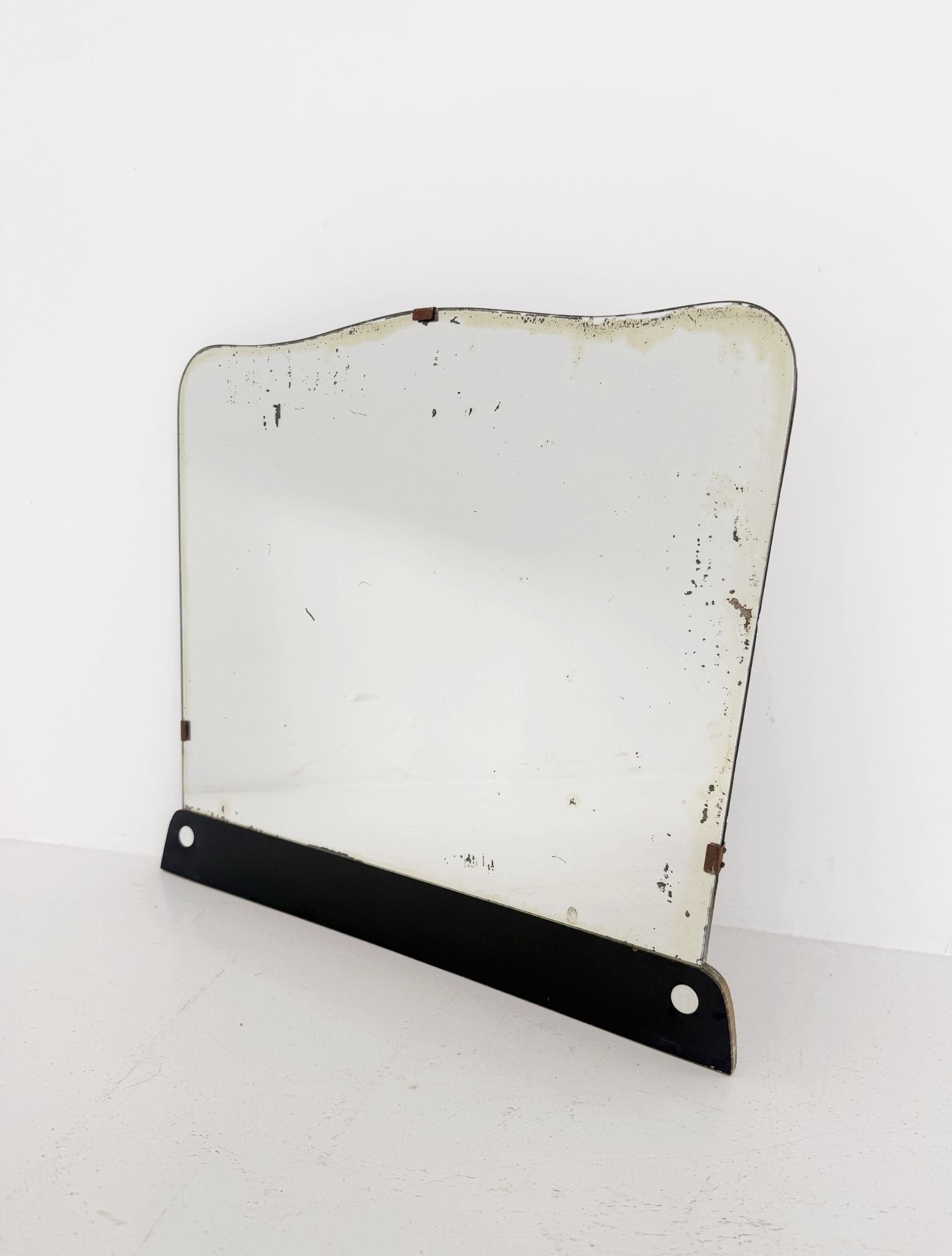 SPECCHIO SAGOMATO CON BASE IN LEGNO LACCATO – ANNI '40/'50