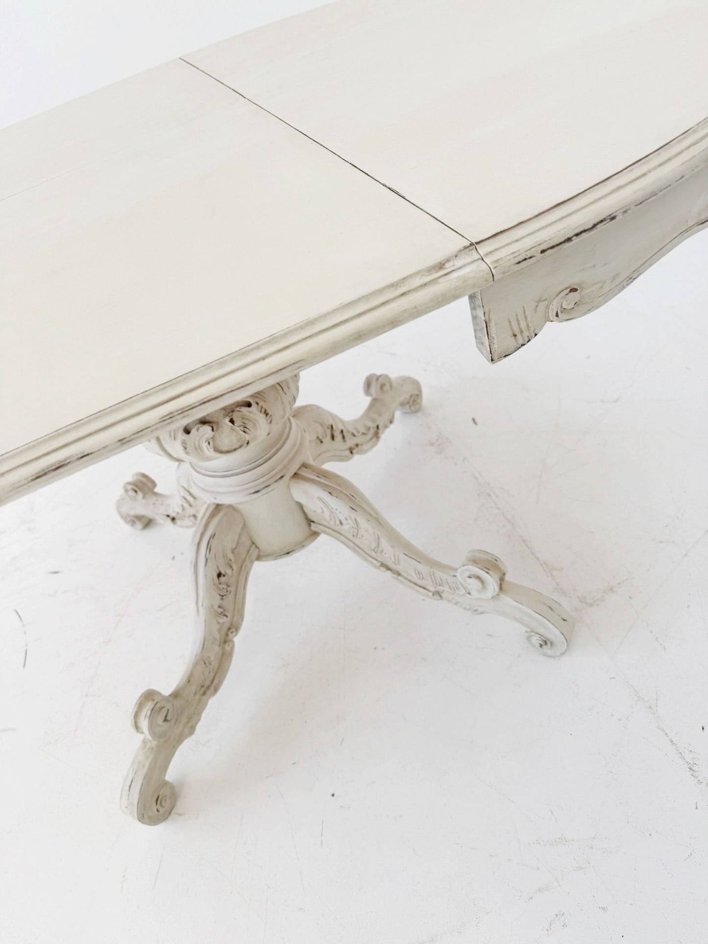 tavolo rotondo allungabile in stile Luigi Filippo, reinterpretazione novecentesca, probabilmente di produzione italiana tra metà e fine ’900.
