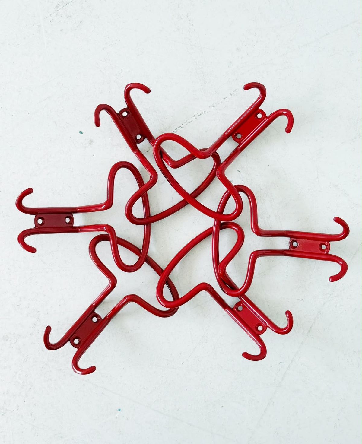Set di sei appendiabiti da parete in metallo rosso