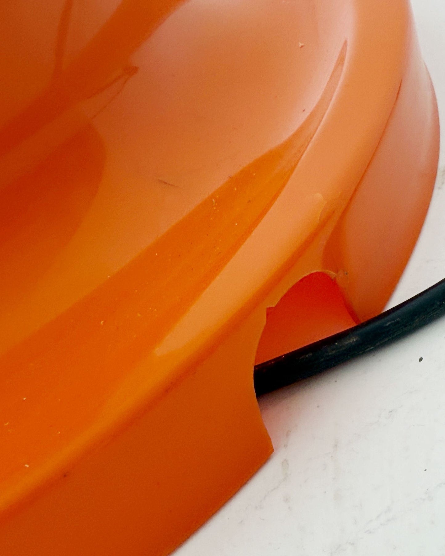 Lampada da tavolo in vetro opalino con base in plastica arancione – anni '70