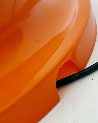 Lampada da tavolo in vetro opalino con base in plastica arancione – anni '70