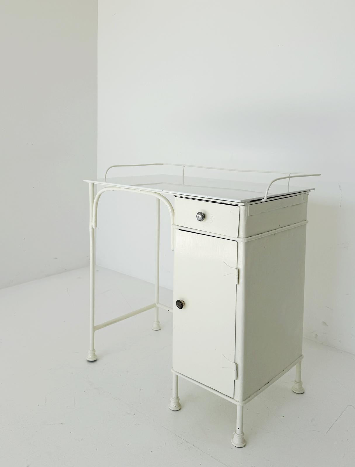 Scrivania in metallo anni '30 con ripiano in vetro bianco