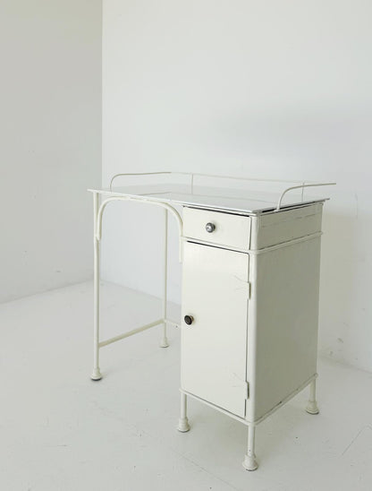 Scrivania in metallo anni '30 con ripiano in vetro bianco