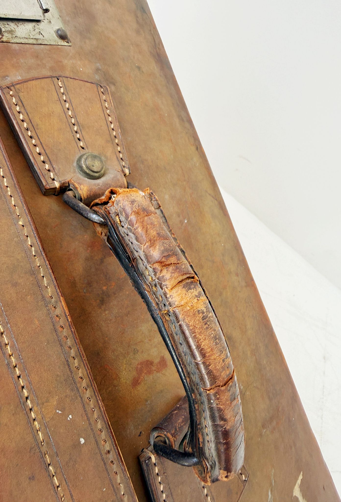 Valigia da viaggio in pelle con etichette alberghiere