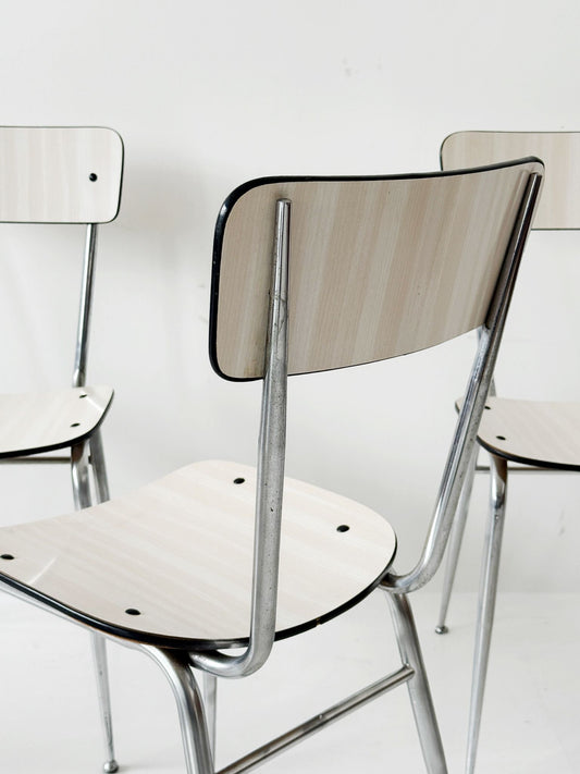 Tre sedie di formica beige