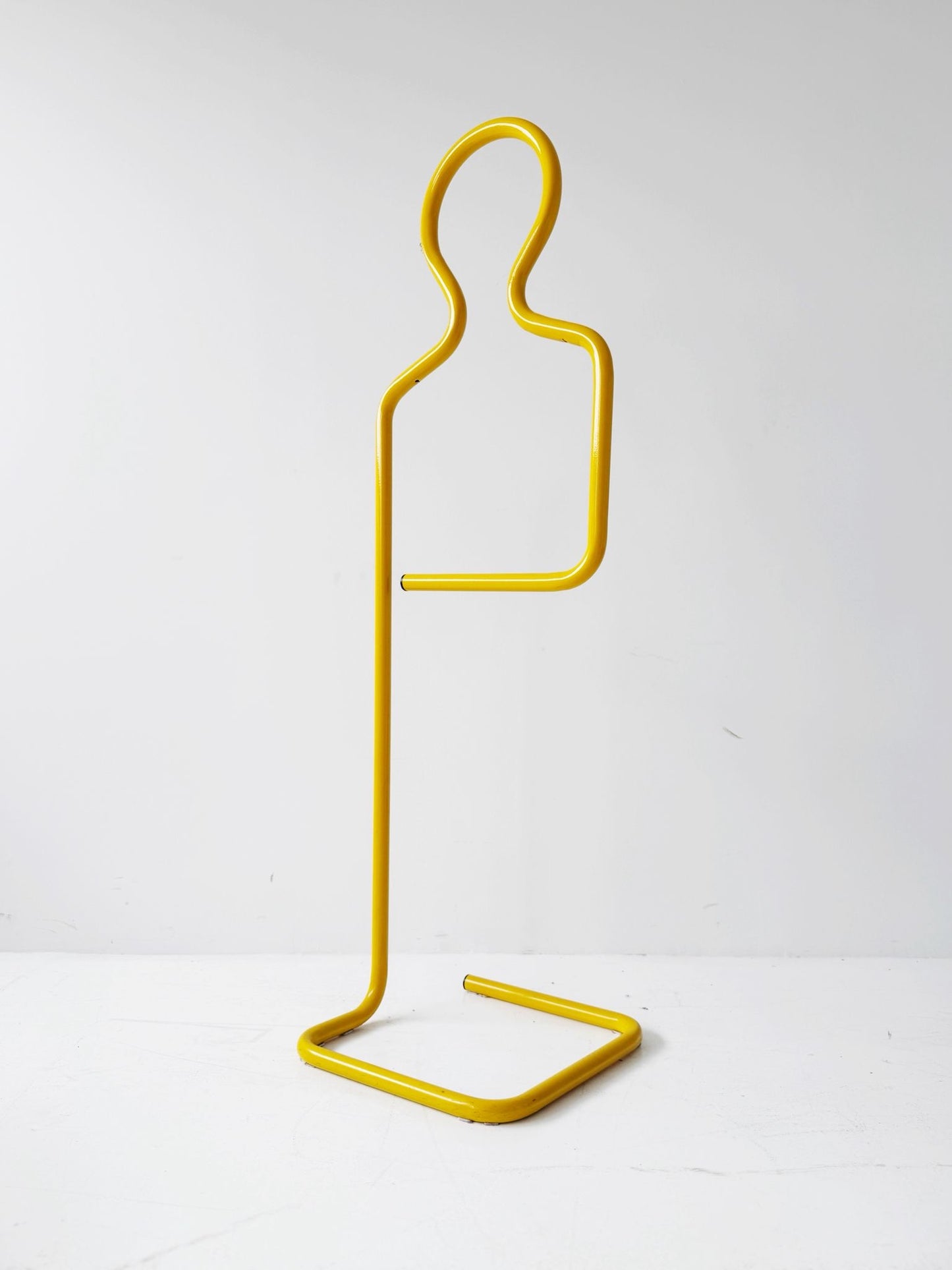 Appendiabiti da terra in metallo – Design minimal