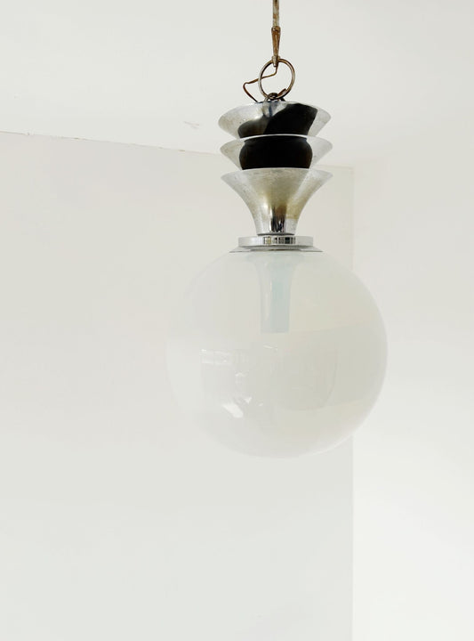 Lampada a sospensione con elementi metallici sovrapposti e globo opalino – Italia, anni '70