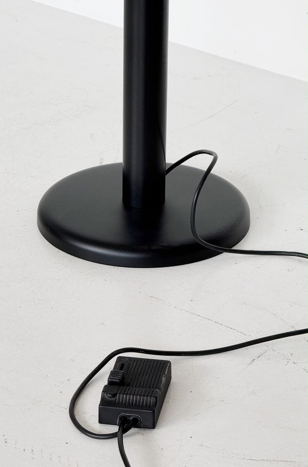 Lampada da terra a tre luci con bracci arcuati in metallo nero – Anni ’80/’90
