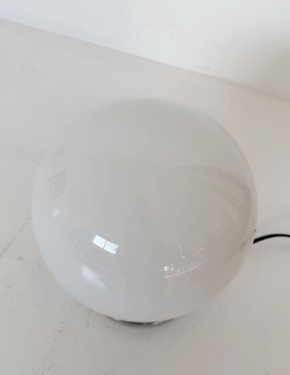 Lampada da tavolo vintage con diffusore opalino