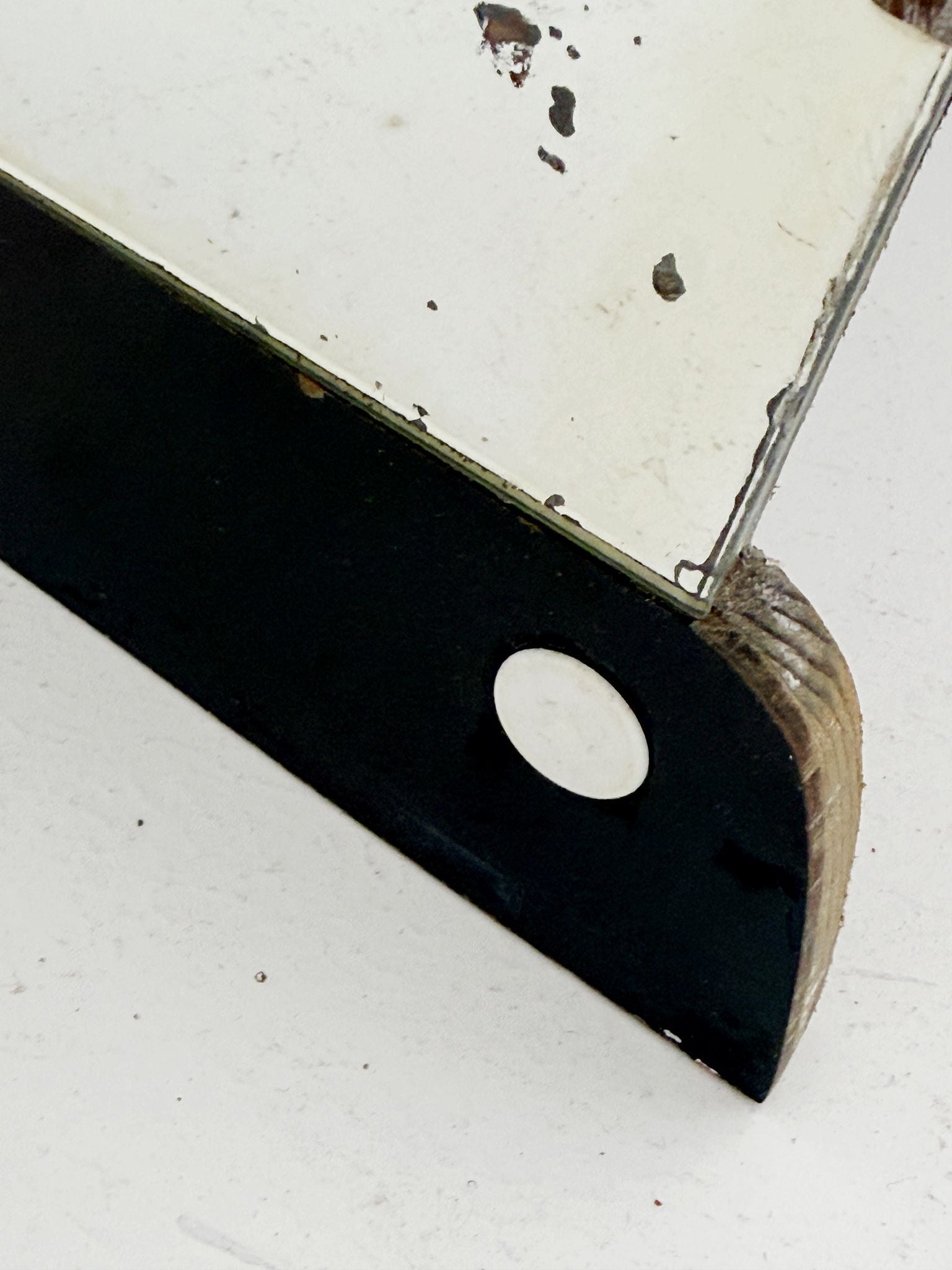 SPECCHIO SAGOMATO CON BASE IN LEGNO LACCATO – ANNI '40/'50