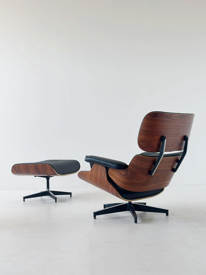 Poltrona girevole in pelle ispirata all'iconica Eames Lounge Chair