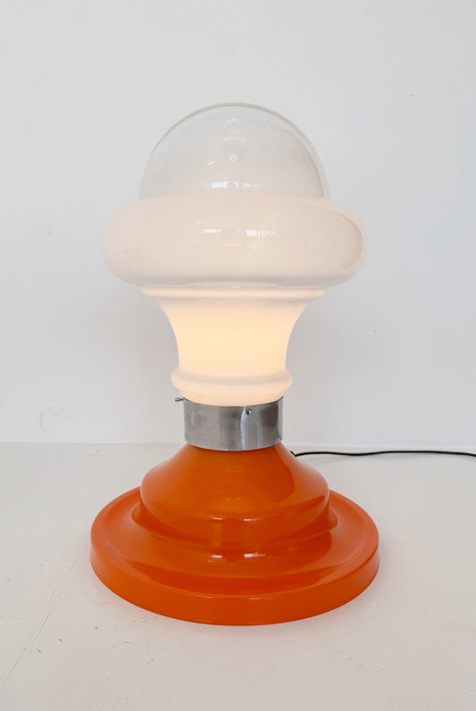 Lampada da tavolo in vetro opalino con base in plastica arancione – anni '70