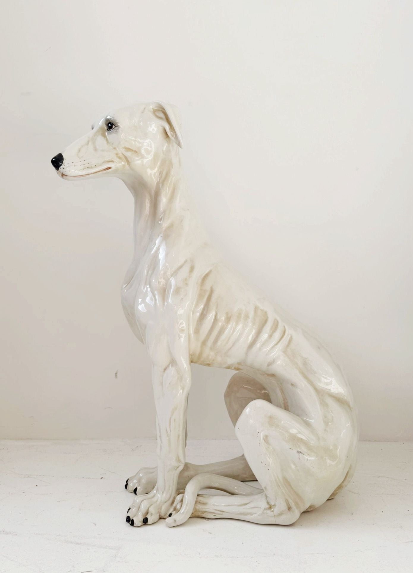 Scultura di levriero in ceramica smaltata – Eleganza decorativa