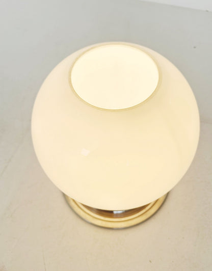 Table lamp with aluminum base