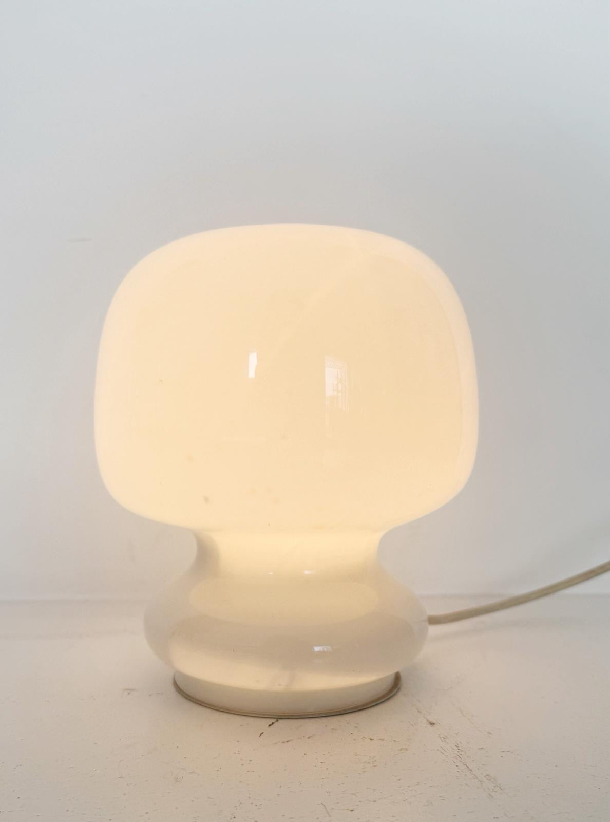 Lampada da tavolo in vetro opalino dimmerabile