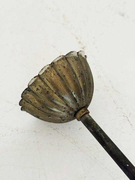 Lampada a sospensione con globo in vetro opalino – anni '40/'50