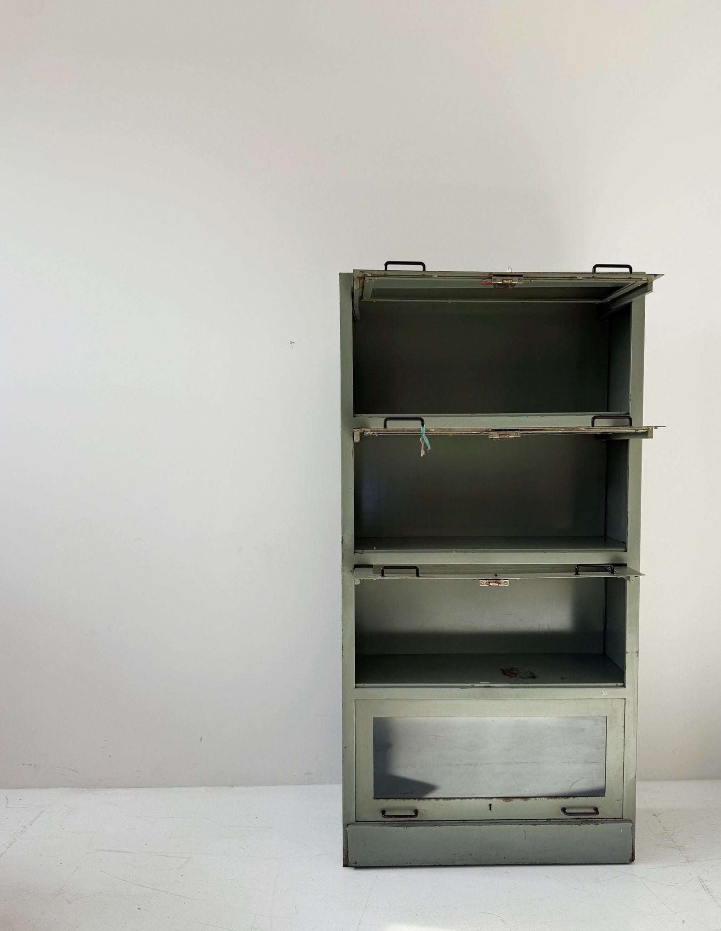 Industrial glass-fronted metal cabinet, 4 tilting doors – 1940s/1950s