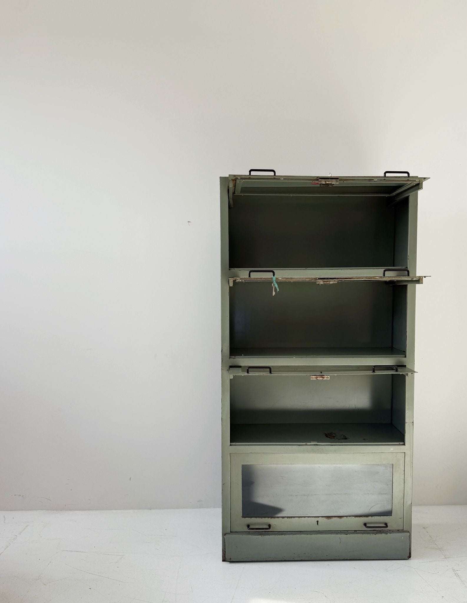 Industrial glass-fronted metal cabinet, 4 tilting doors – 1940s/1950s