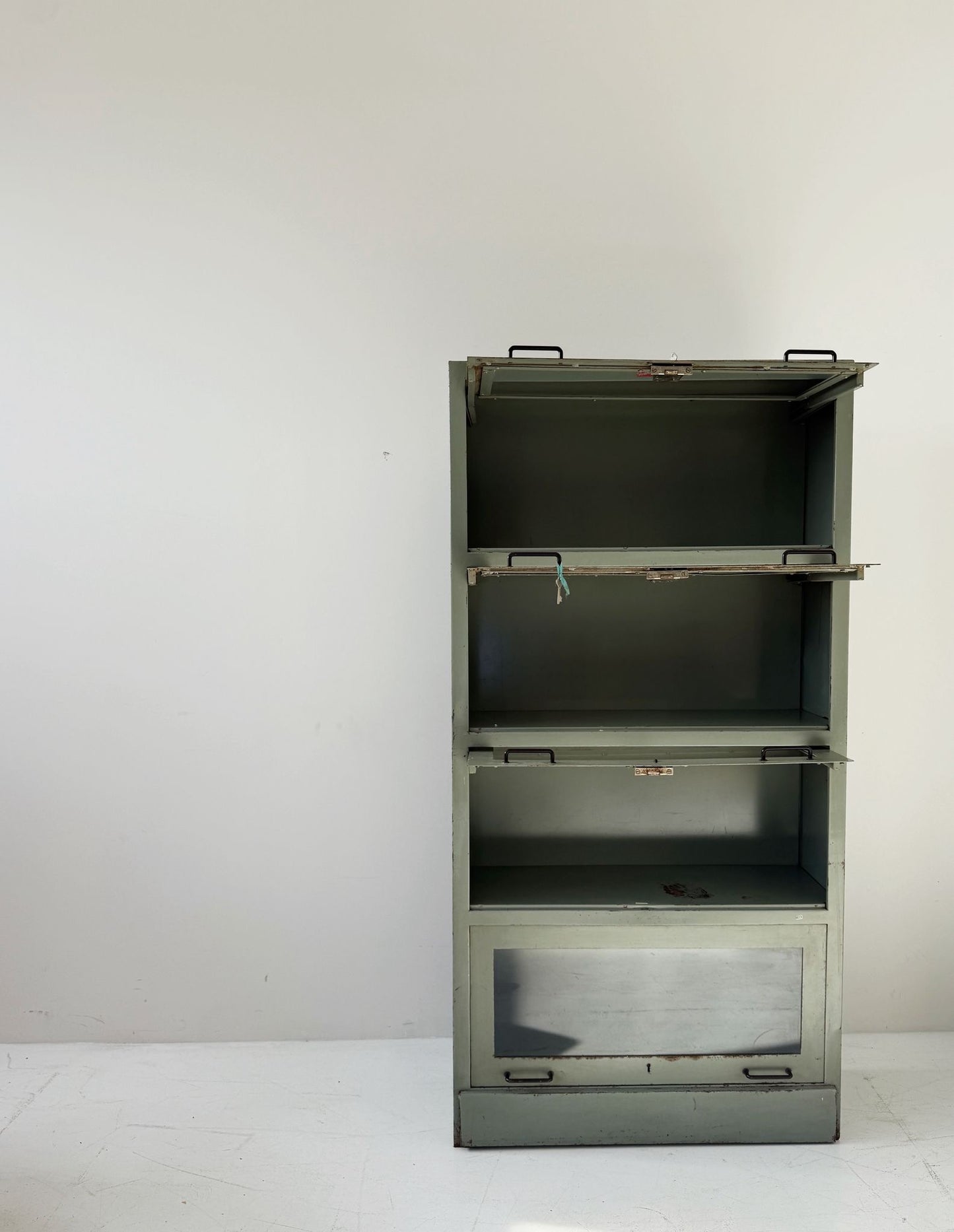 Armadio vetrato industriale in metallo, 4 ante basculanti – anni 40/50