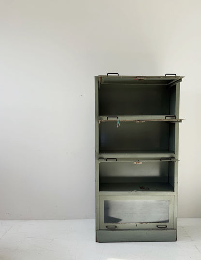 Armadio vetrato industriale in metallo, 4 ante basculanti – anni 40/50