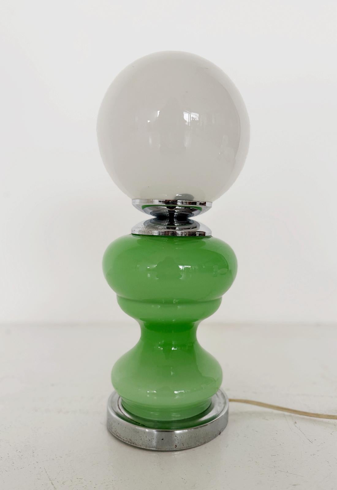 Lampada da tavolo in vetro verde con diffusore opalino sferico