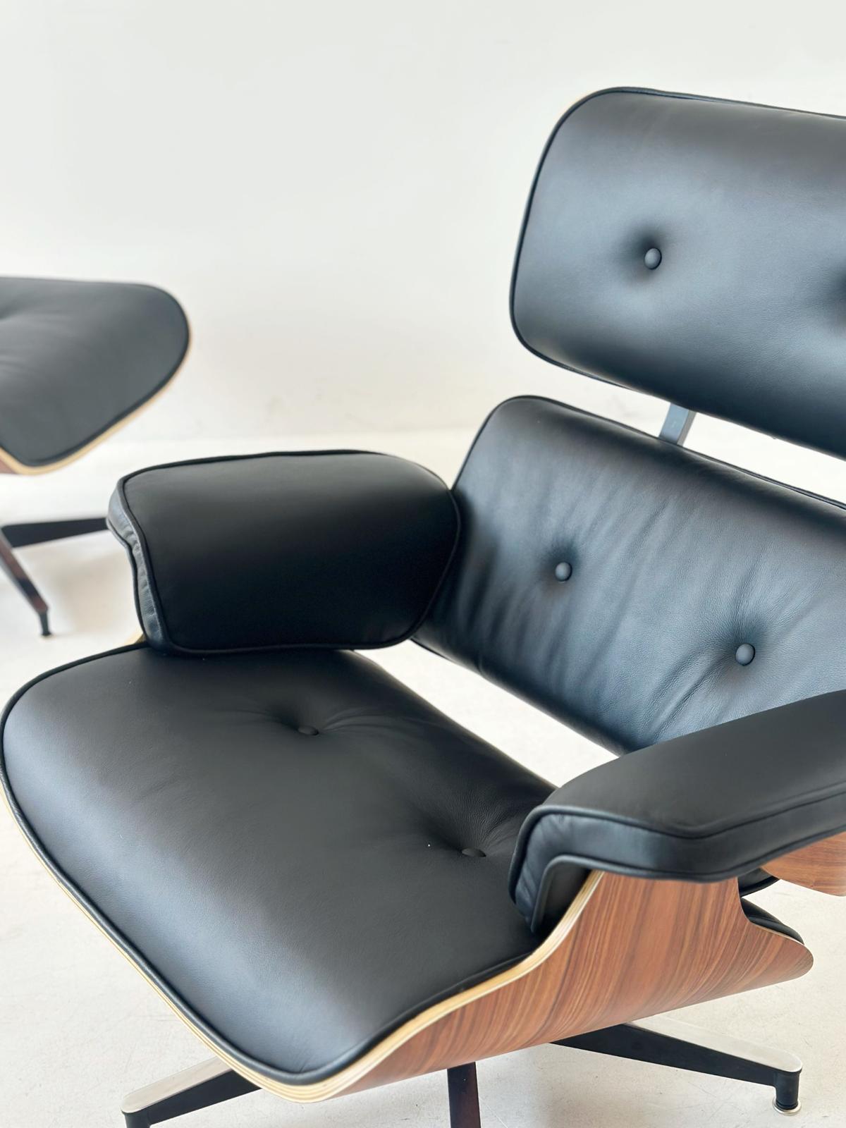 Poltrona girevole in pelle ispirata all'iconica Eames Lounge Chair