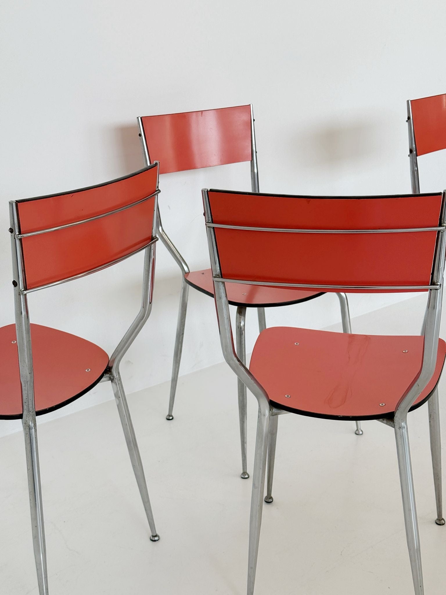 Set di 4 sedie in laminato color salmone e metallo cromato, Italia, anni '70